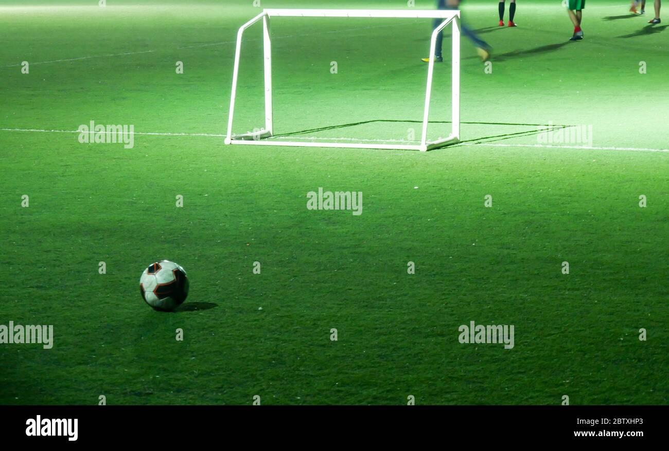 Kleines Fußball- oder Fußballfeld mit dem Goal Post in der Nachtzeit. Stockfoto