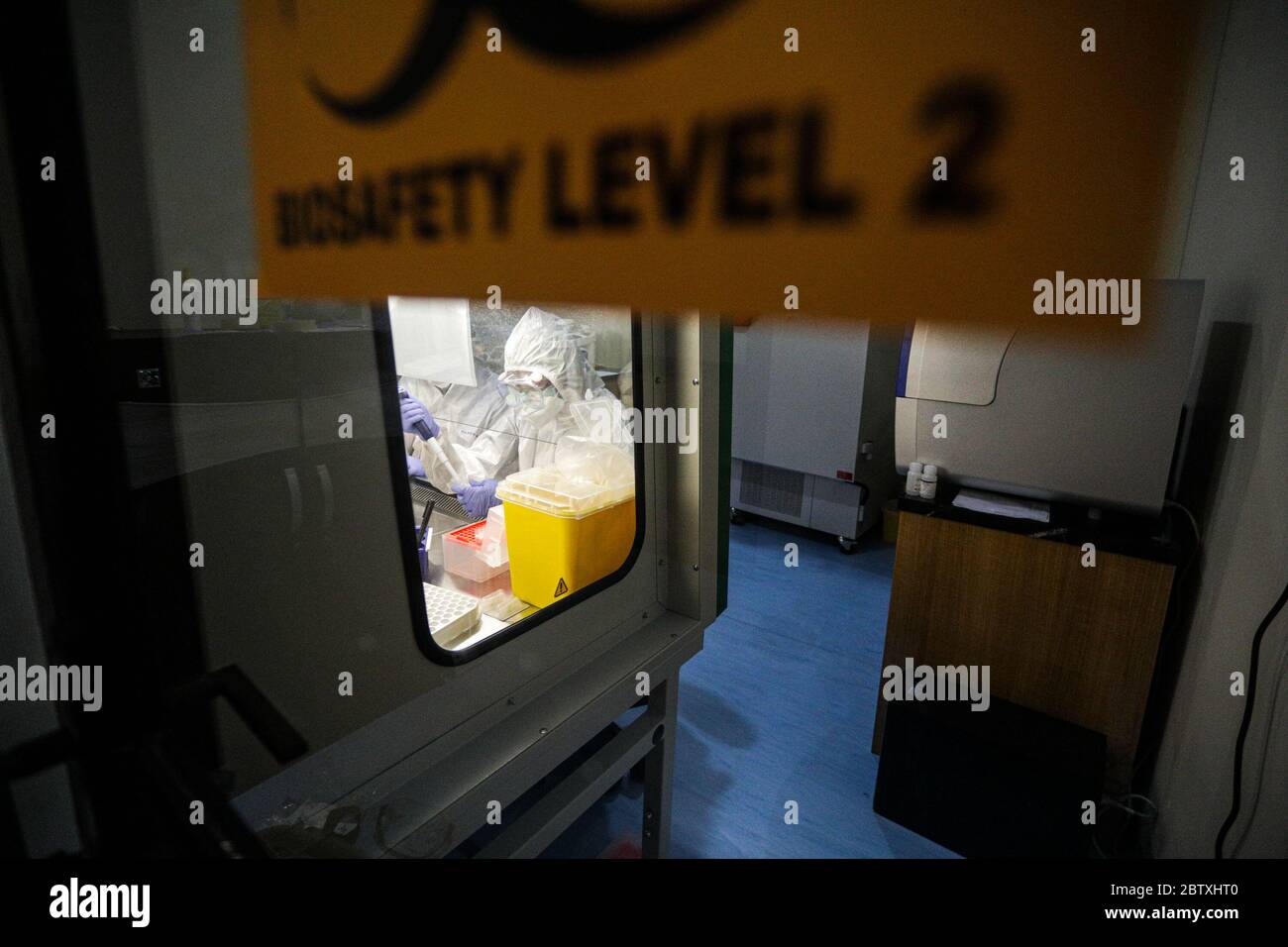 Bandung, Indonesien. Mai 2020. Ein Mediziner, der einen Schutzanzug trägt, untersuchte die Probenergebnisse der Untersuchung mit Polymerase Chain Reaction (PCR) Methode im Biosafety Level II Laboratory (BSL-2) in Bandung, West Java, Indonesien, 28. Mai 2020. Derzeit plant die indonesische Regierung, 72 Labore in Indonesien neu zu betonen. Dies wurde auch als Versuch getan, das Ziel von 10,000 Test PCR pro Tag in Indonesien zu erreichen.(Foto von Agvi Firdaus/INA Photo Agency/Sipa USA) Quelle: SIPA USA/Alamy Live News Stockfoto