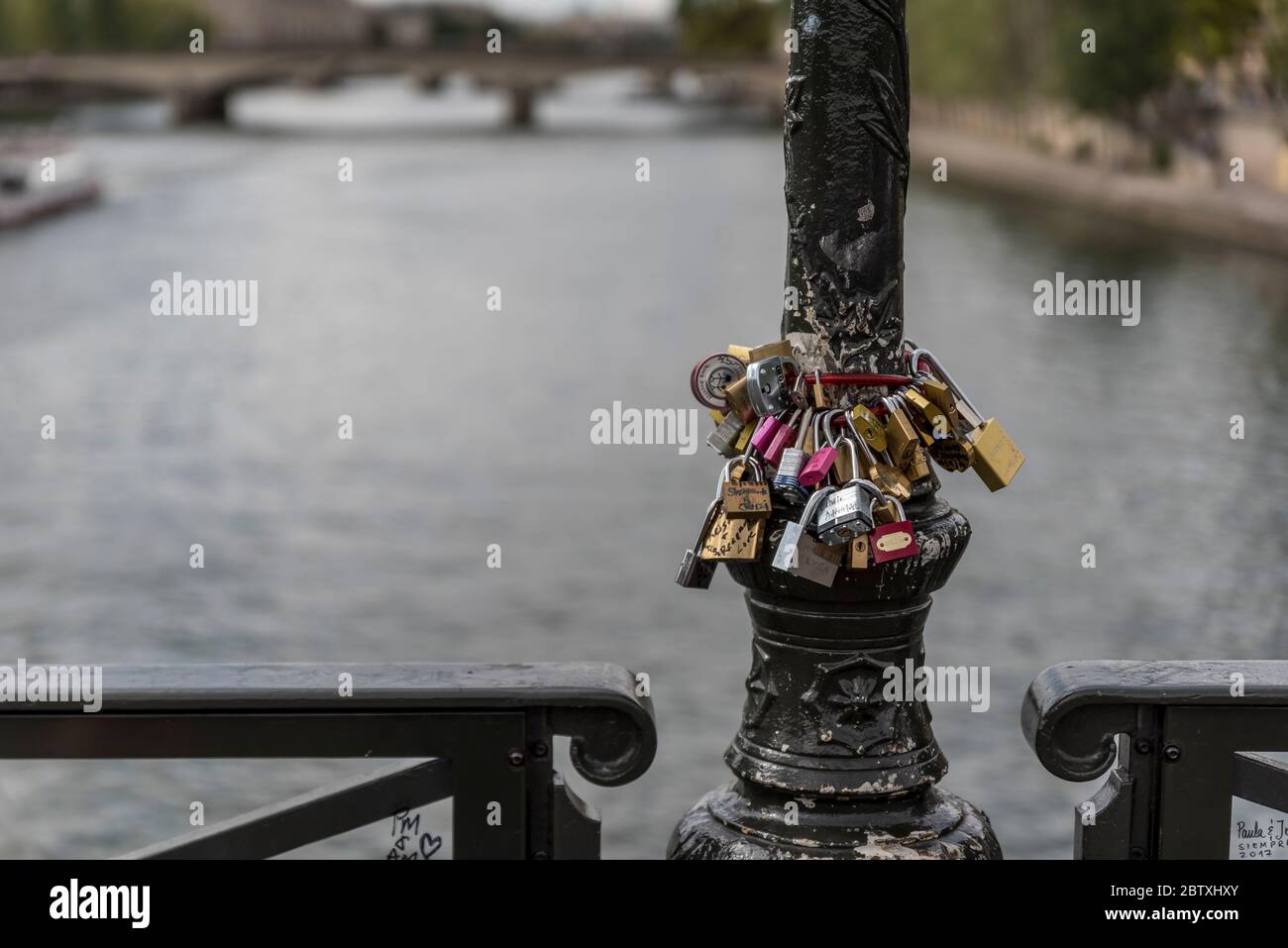Vorhängeschlösser auf einem Laternenpfosten, auf einer Eisenbrücke, in Paris, Frankreich Stockfoto