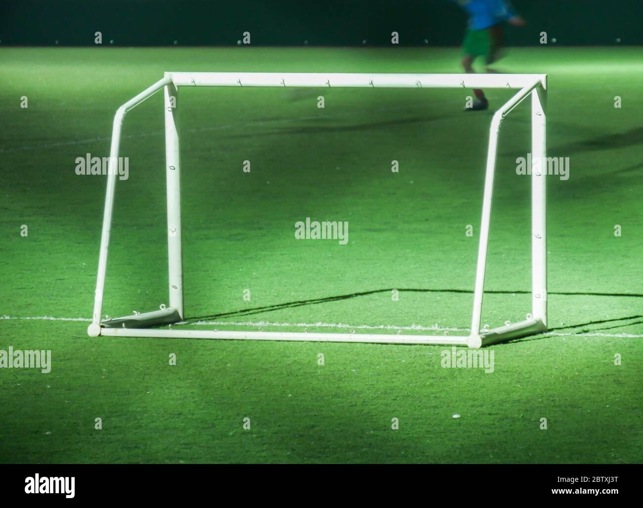 Kleines Fußball- oder Fußballfeld mit dem Goal Post in der Nachtzeit. Stockfoto