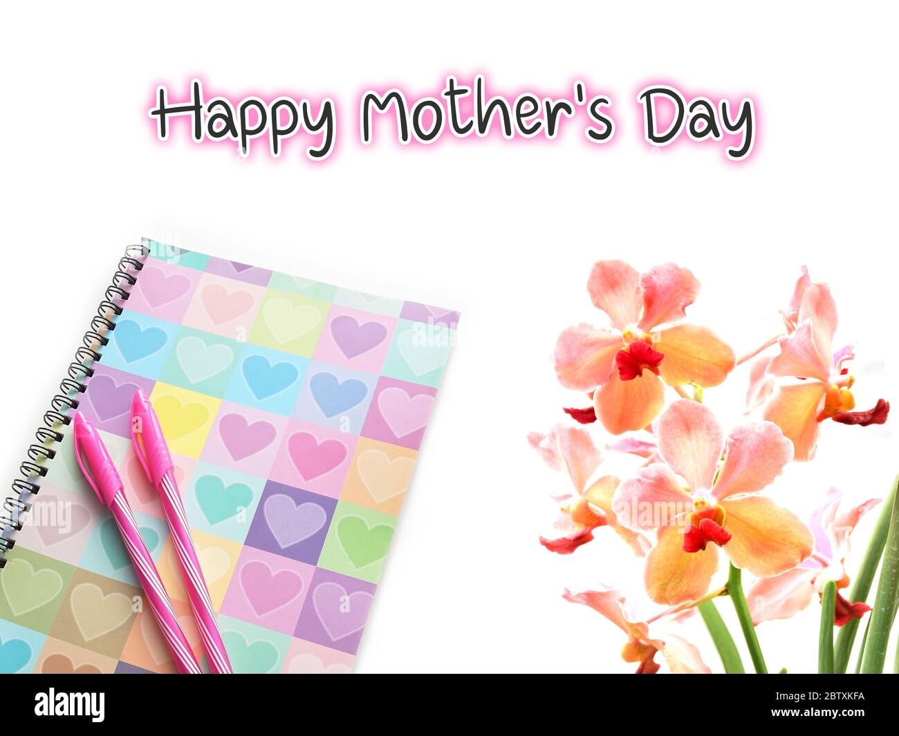 Happy Mother's Day Text auf weißem Hintergrund mit bunten Tagebuch und rosa Orchidee. Stockfoto