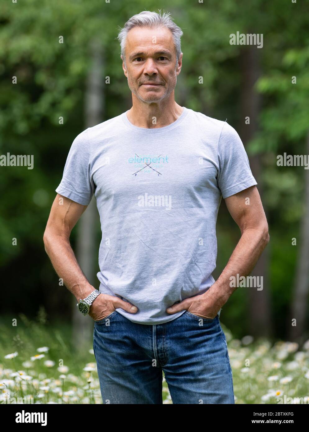 Utting, Deutschland. Mai 2020. EXKLUSIV - Hannes Jaenicke, Schauspieler, steht während einer Fotosession in seinem Garten. Jaenicke rät vom Lachsessen ab. Für eine ZDF-Dokumentation hat sich der Schauspieler mit dem Fisch beschäftigt. Der Film "Hannes Jaenicke: In Aktion für den Lachs" wird am 16. Juni um 10.15 Uhr im ZDF ausgestrahlt. Kredit: Sven Hoppe/dpa/Alamy Live News Stockfoto