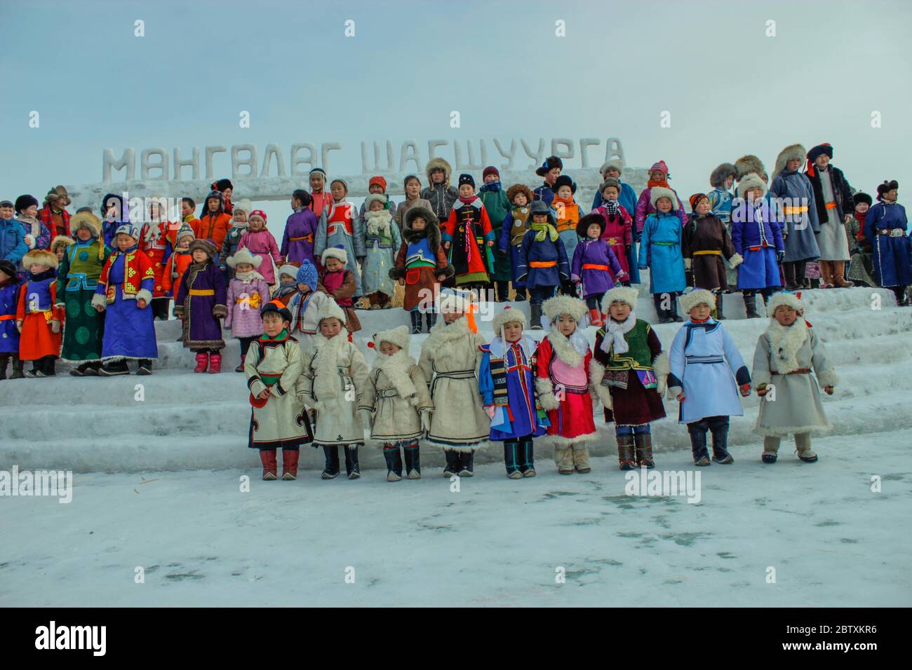 Mongolische Kinder in traditioneller Kleidung, Winter, Provinz Khovd, Mongolei Stockfoto