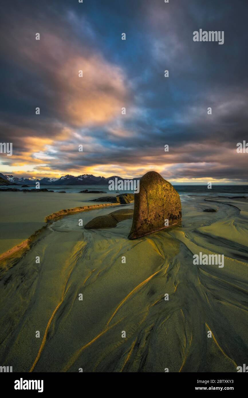 Mittsommernacht, Vikten Beach, Lofoten, Norwegen Stockfoto