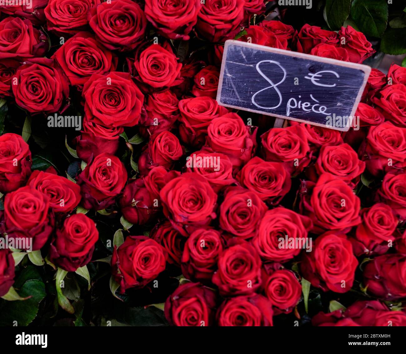 Rote Rosen mit Preisliste am Valentinstag, im Angebot in Florist, Paris,  Frankreich Stockfotografie - Alamy