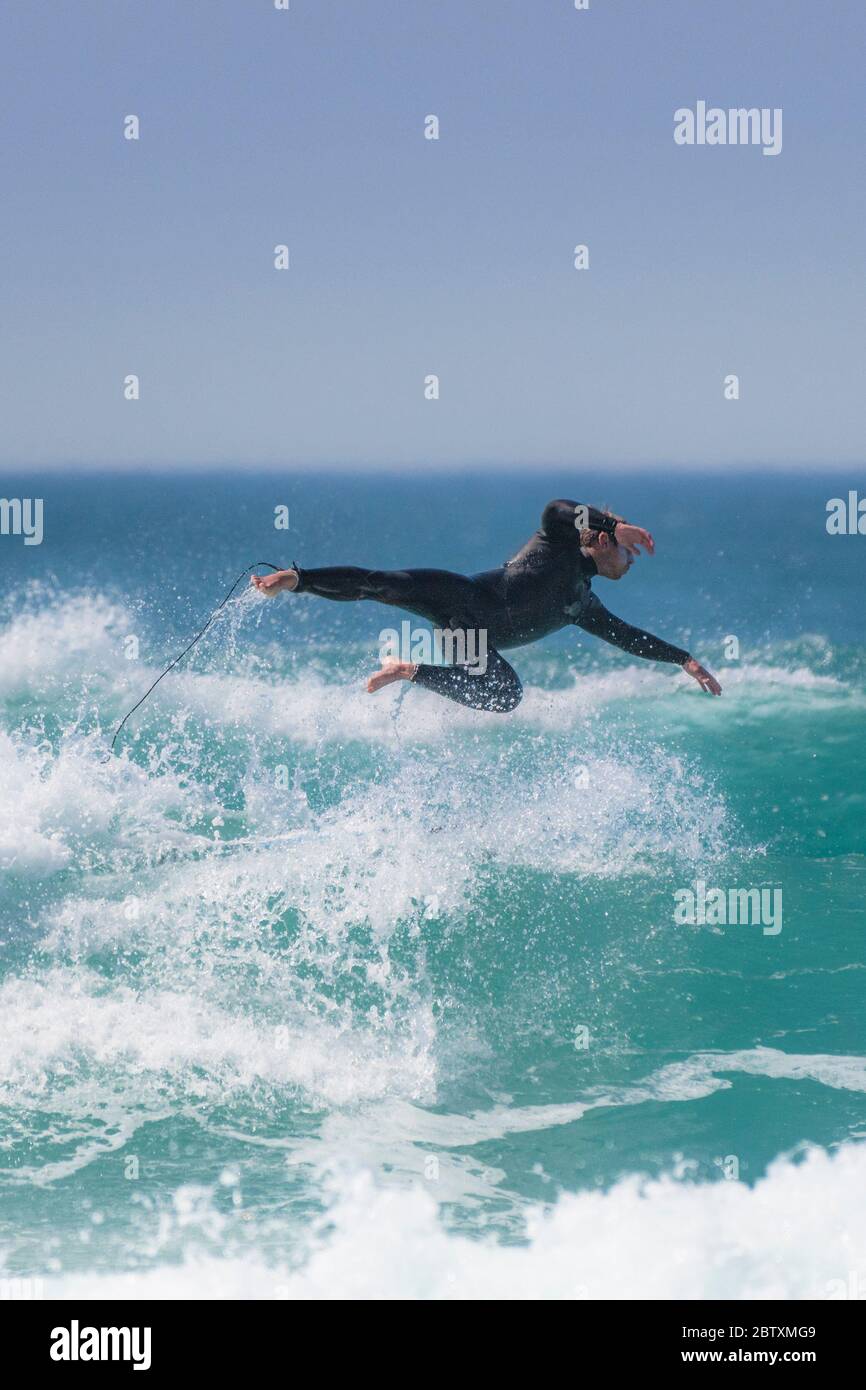 Spektakuläre Action als Surfer im Fistral in Newquay in Cornwall. Stockfoto