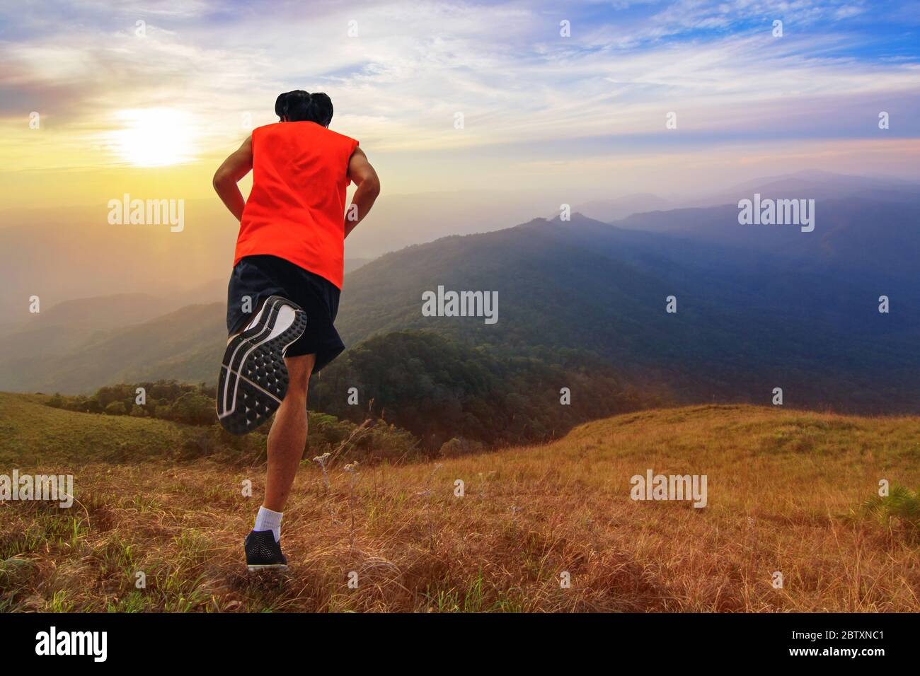 Trail Running auf dem Berg mit Sonnenaufgang Stockfoto