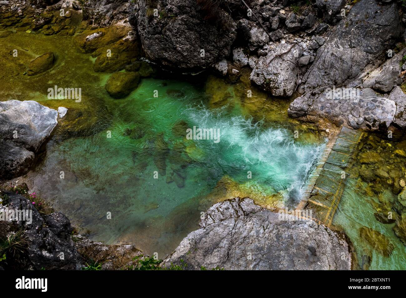 Der Clear Mountain River Fließt Über Den Damm Zwischen Den Felsen Stockfoto