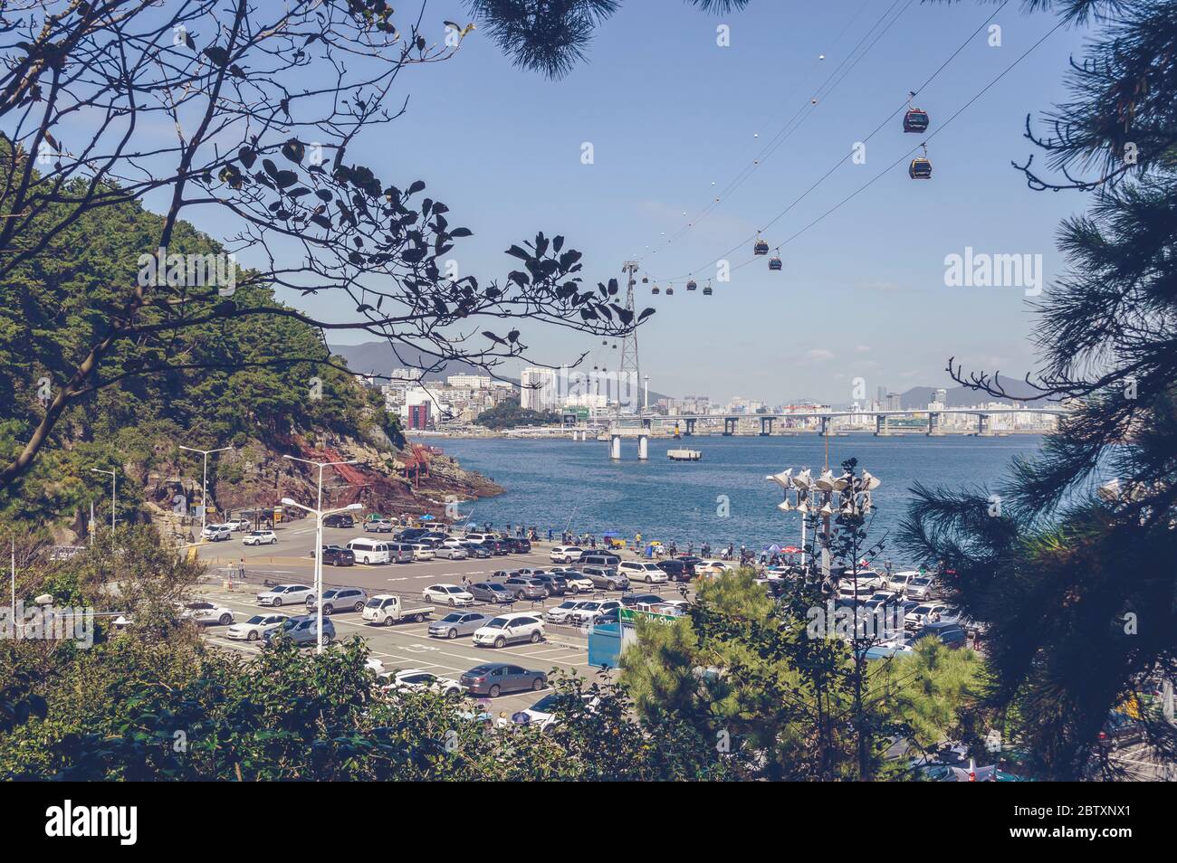 Busan, Südkorea, 14. September 2019: Parkplatz am Seeufer des Amnam Parks mit Songdo-Seilbahnen und Blick auf die Stadt Stockfoto