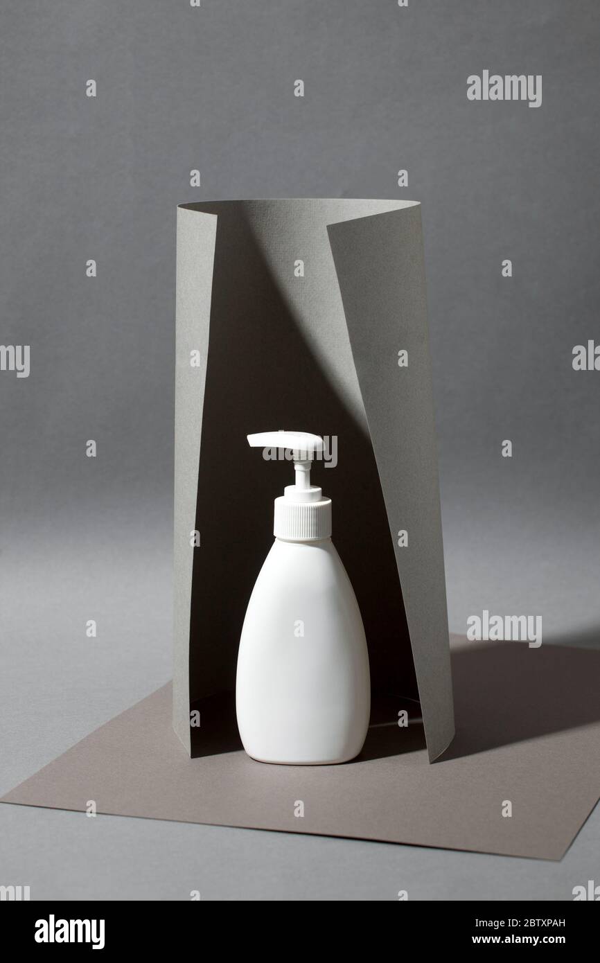 White Cosmetic Flaschenbehälter, Blank Label für Branding Mock-up, trendy Papier Schatten Hintergrund, schwarz-weiß-Konzept, Luxus stilvolle Flasche für Stockfoto