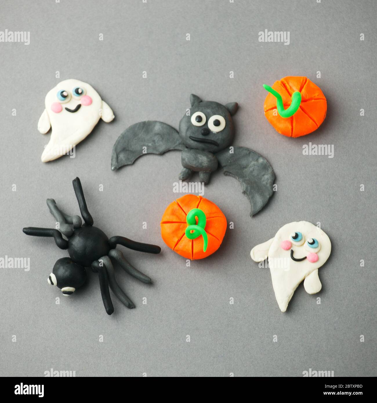 Handgemachtes Plastilin Set für den saisonalen Urlaub an Halloween und Herbsttagen - Geist, Kürbis, Spinne und Fledermaus, kreative DIY-Idee für Kinder Stockfoto