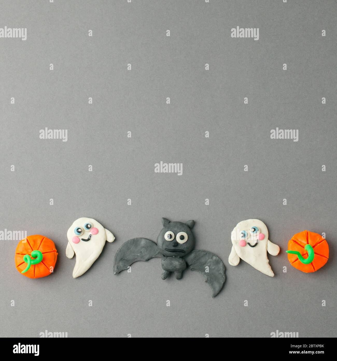 Halloween Kürbisse, Geister, Fledermaus und Spinne für saisonale Urlaub Halloween Tage Festival schaffen aus Farbe Ton auf grauem Hintergrund, DIY-Idee für Kinder, Stockfoto