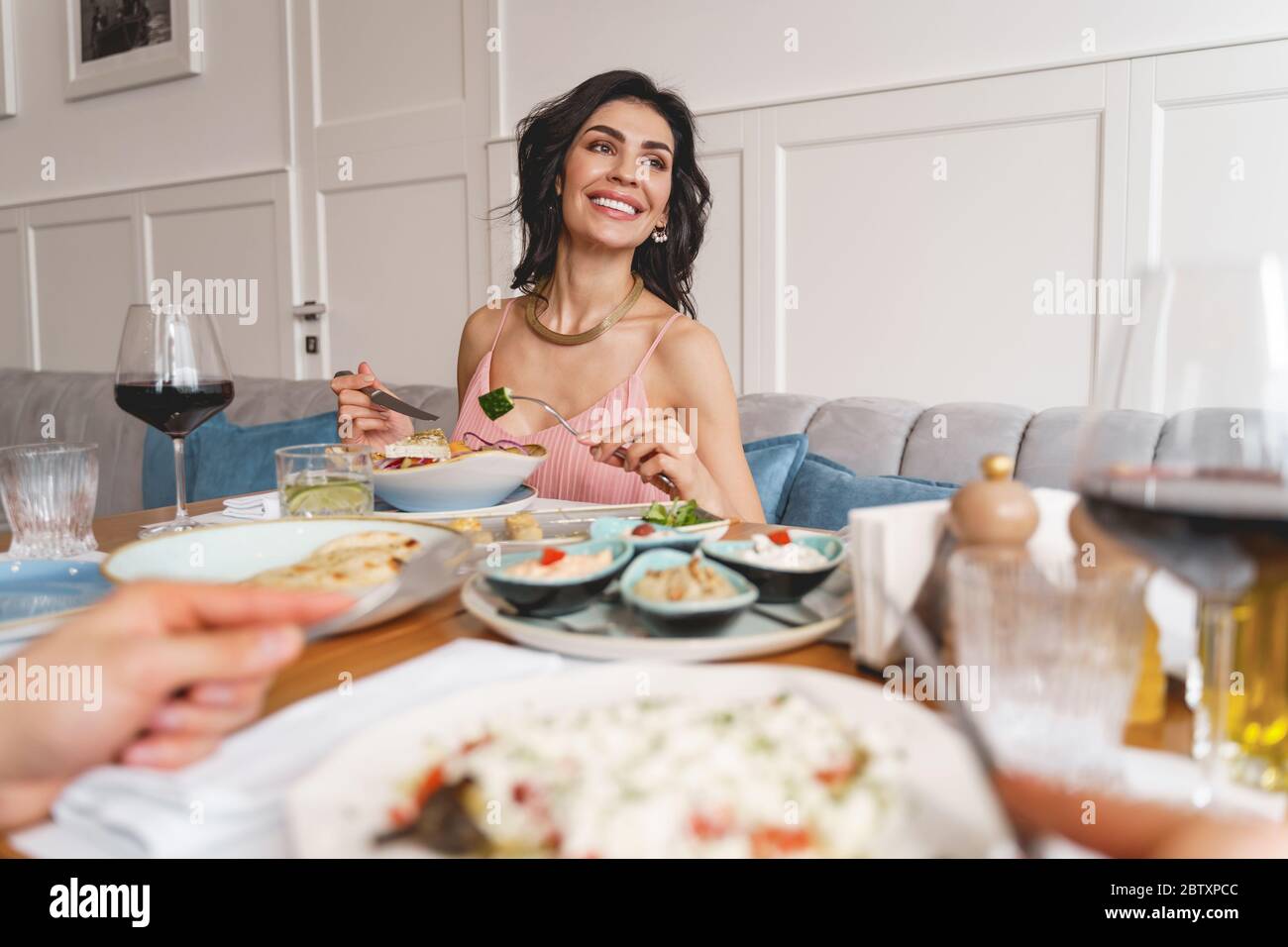 Attraktive junge Frau beim Abendessen im Restaurant Stockfoto