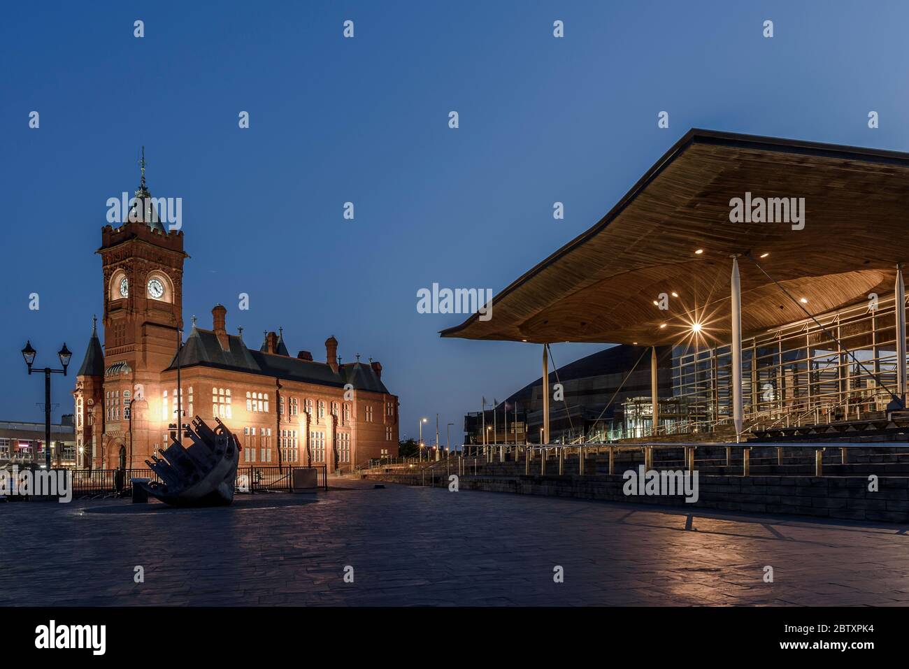 Walisische Nationalversammlungshalle und Pier-Hauptgebäude in Cardiff Bay, bei Sonnenaufgang Stockfoto