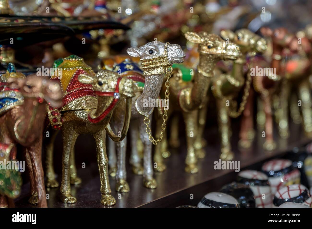 Bunte, kamelförmige Schmuckstücke, zum Verkauf in den Souks in Dubai, VAE Stockfoto