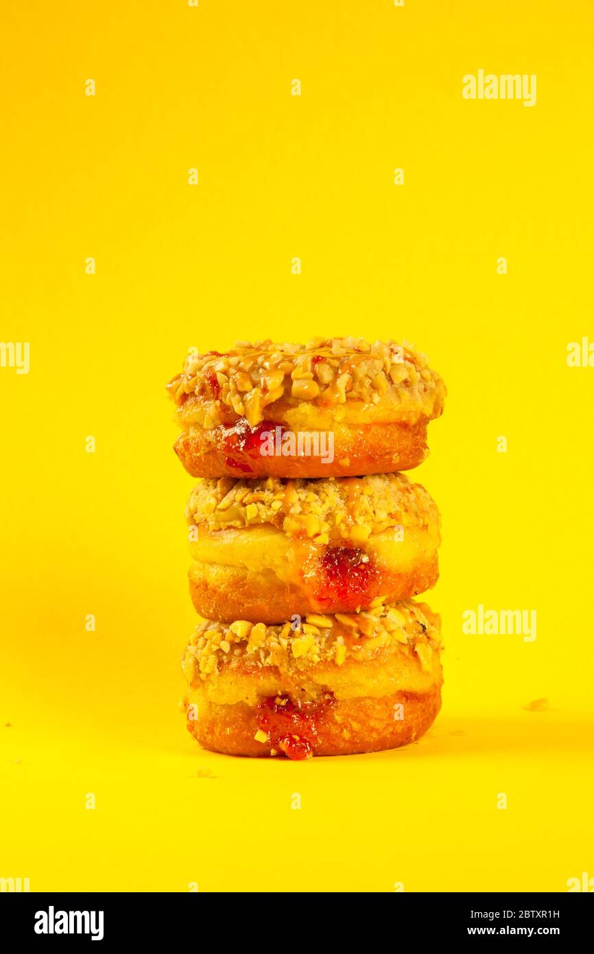 Gourmet-Donuts mit Erdbeermarmelade-Gelee-Füllung Stockfoto
