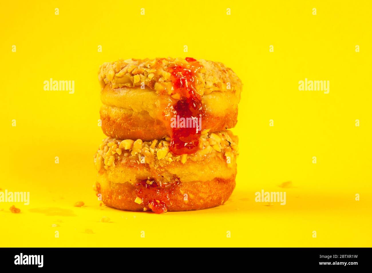 Gourmet-Donuts mit Erdbeermarmelade-Gelee-Füllung Stockfoto