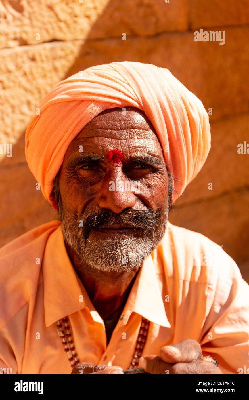 Porträt eines Mannes aus Jaisalmer in der Thar Wüste mit bunten Turban, Jaisalmer, Rajasthan Stockfoto