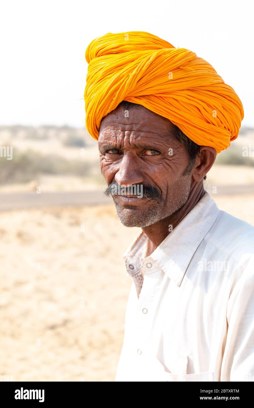 Porträt eines Mannes aus Jaisalmer in der Thar Wüste mit bunten Turban, Jaisalmer, Rajasthan Stockfoto