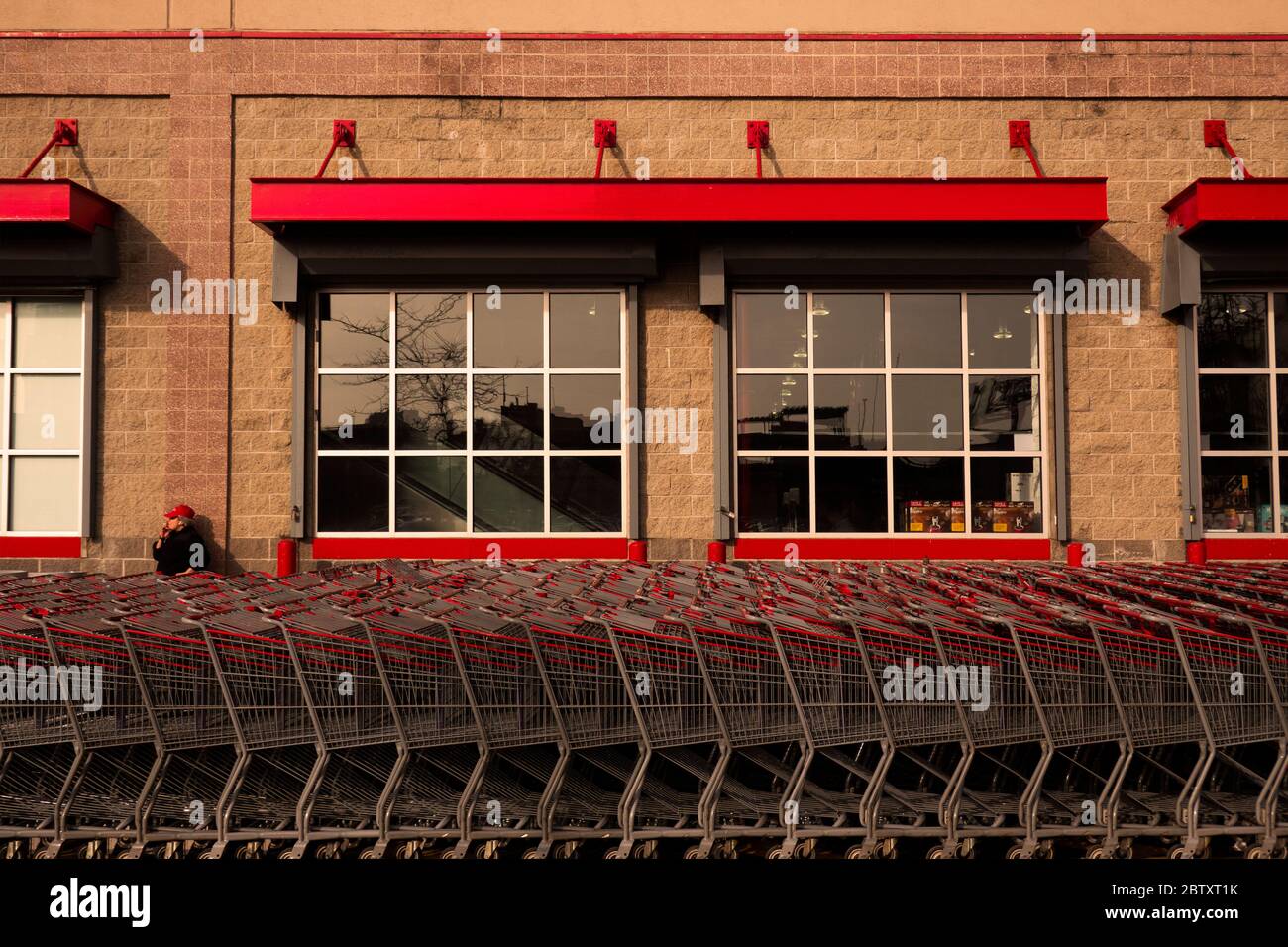 Einkaufswagen außerhalb des Costco Großhandels in Brooklyn NYC Stockfoto