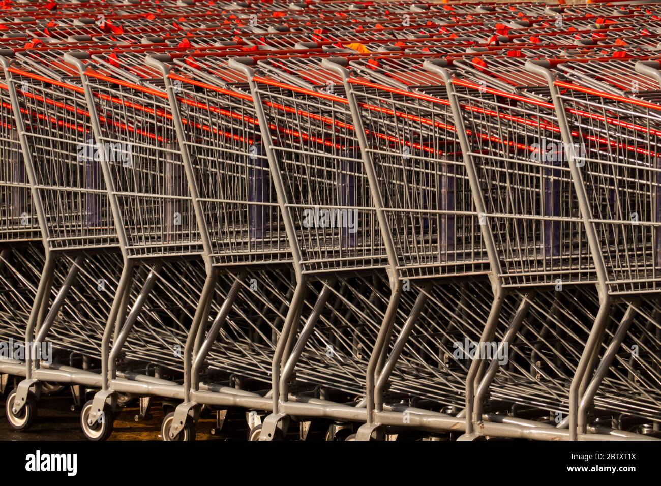 Einkaufswagen außerhalb des Costco Großhandels in Brooklyn NYC Stockfoto