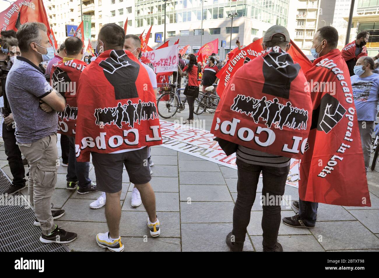 Mailand (Italien), Mai 2020, Demonstration unabhängiger Gewerkschaften und zahlreicher Gruppen von Arbeitnehmern ohne Garantien vor dem Hauptquartier der Lombardei, gegen die Wirtschaftskrise und die Arbeitslosigkeit aufgrund der Coronavirus-Epidemie Stockfoto