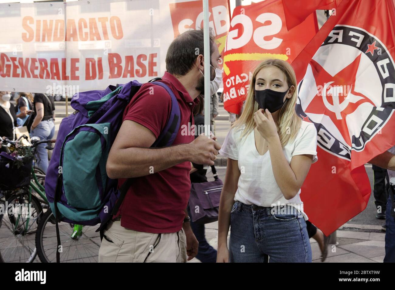 Mailand (Italien), Mai 2020, Demonstration unabhängiger Gewerkschaften und zahlreicher Gruppen von Arbeitnehmern ohne Garantien vor dem Hauptquartier der Lombardei, gegen die Wirtschaftskrise und die Arbeitslosigkeit aufgrund der Coronavirus-Epidemie Stockfoto