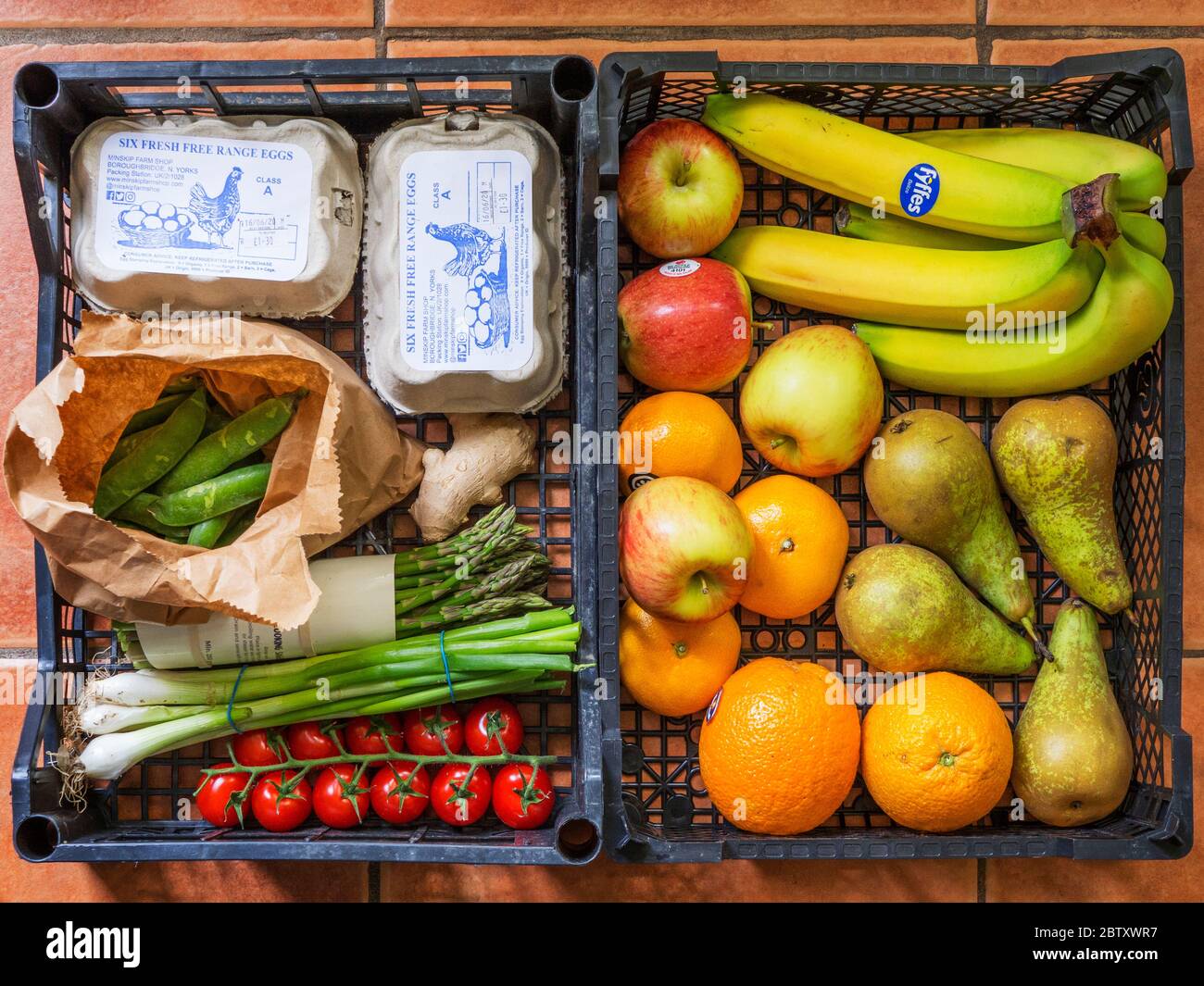 Frisches Obst und Gemüse Box mit Eiern aus einem olocal Farm Shop Stockfoto