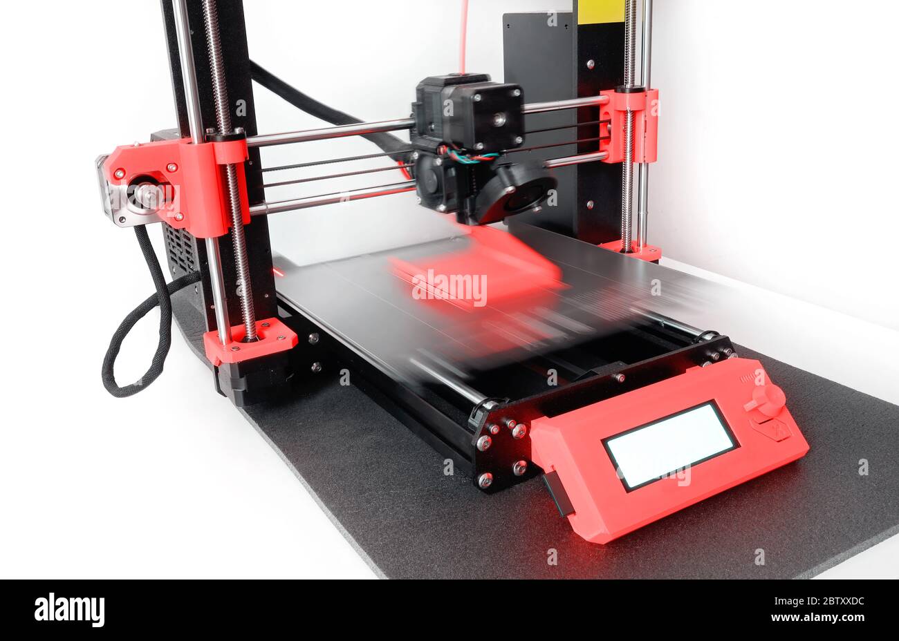 Moderner 3D-Drucker, der ein Kunststoffobjekt mit farbigem Filament druckt. Neue Generation der 3D-Druckmaschine FFF (Fused Filament Fabrication) oder FDM (Fuse Stockfoto