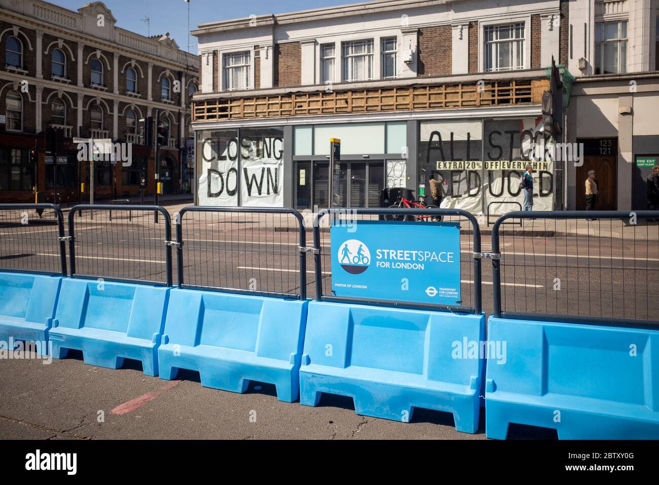 Camden Town, London, 28. Mai 2020, Street Space die Erweiterung des Straßenpflasters könnte zu spät kommen, um die von der Pandemie-Sperrung schwer betroffenen High-Street-Unternehmen zu retten Stockfoto