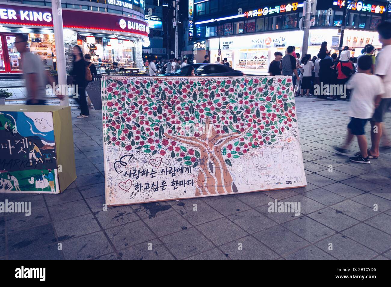 Busan, Südkorea, 14. September 2019: Abstrakter Baum mit Äpfeln und vielen Zeichen für die Angehörigen und die Menschen, die nachts vorbeikommen Stockfoto