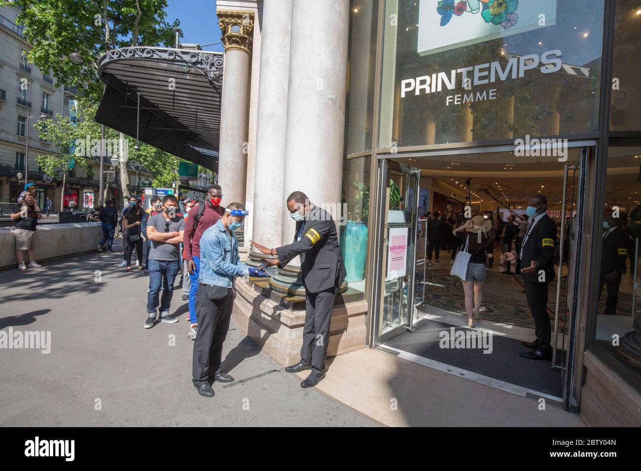 WIEDERERÖFFNUNG DES PRINTEMPS HAUSSMANN-GESCHÄFTS IN PARIS Stockfoto