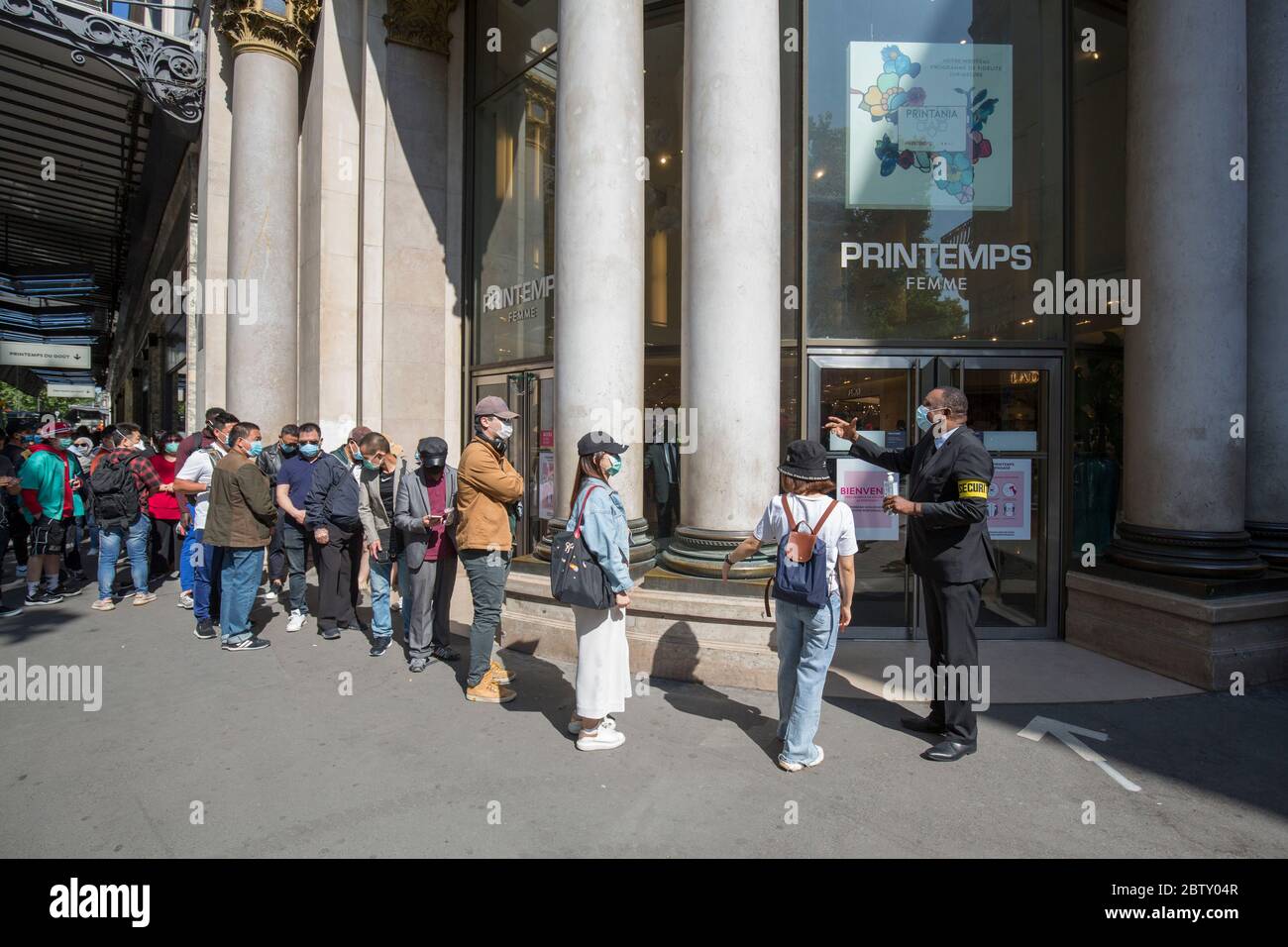 WIEDERERÖFFNUNG DES PRINTEMPS HAUSSMANN-GESCHÄFTS IN PARIS Stockfoto