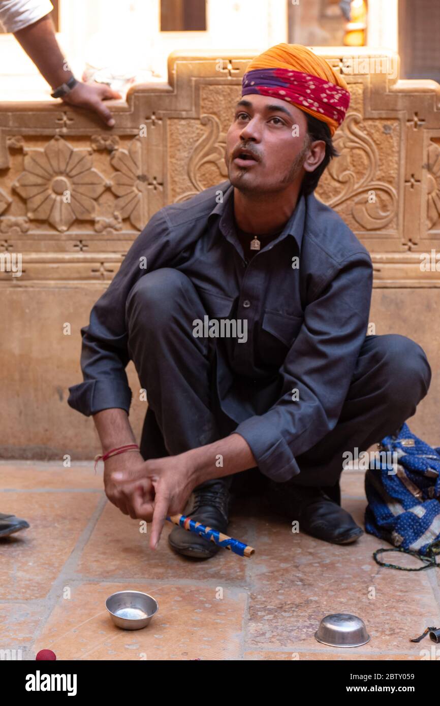 Magier zeigt die Magie auf den Straßen von Jaisalmer Stockfoto