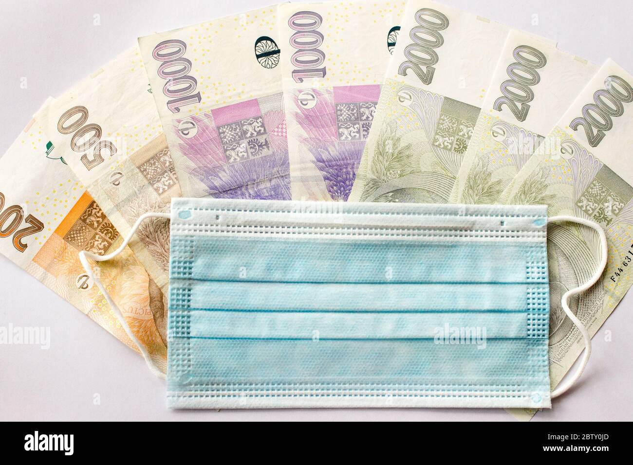 Auf Banknoten der tschechischen Krone - Geschäftsgeld - wird die Stillleben Maske gelegt Stockfoto