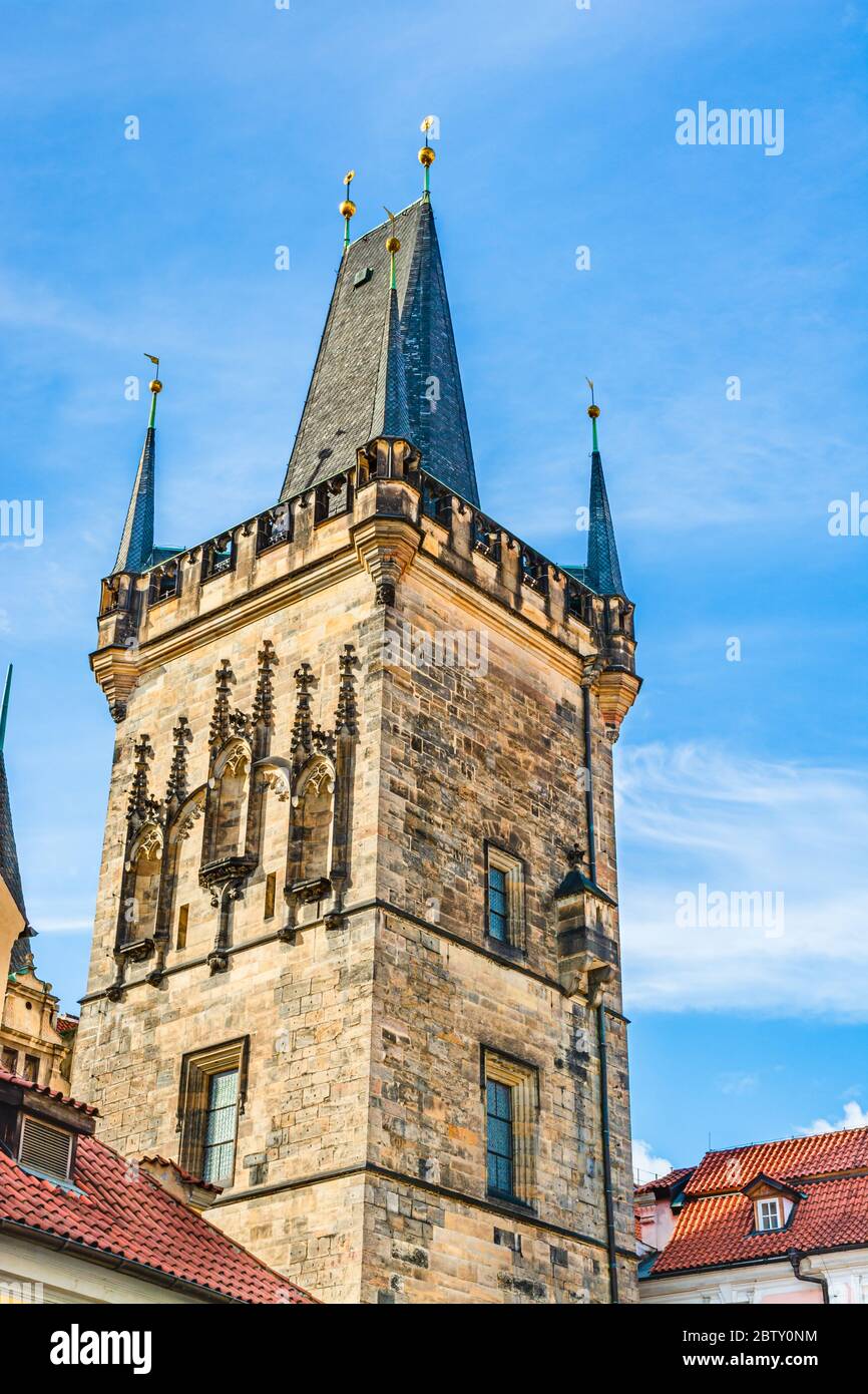 Prag, Tschechische Republik: Der Turm der Kleinstadt-Brücke am Ende der Karlsbrücke Stockfoto