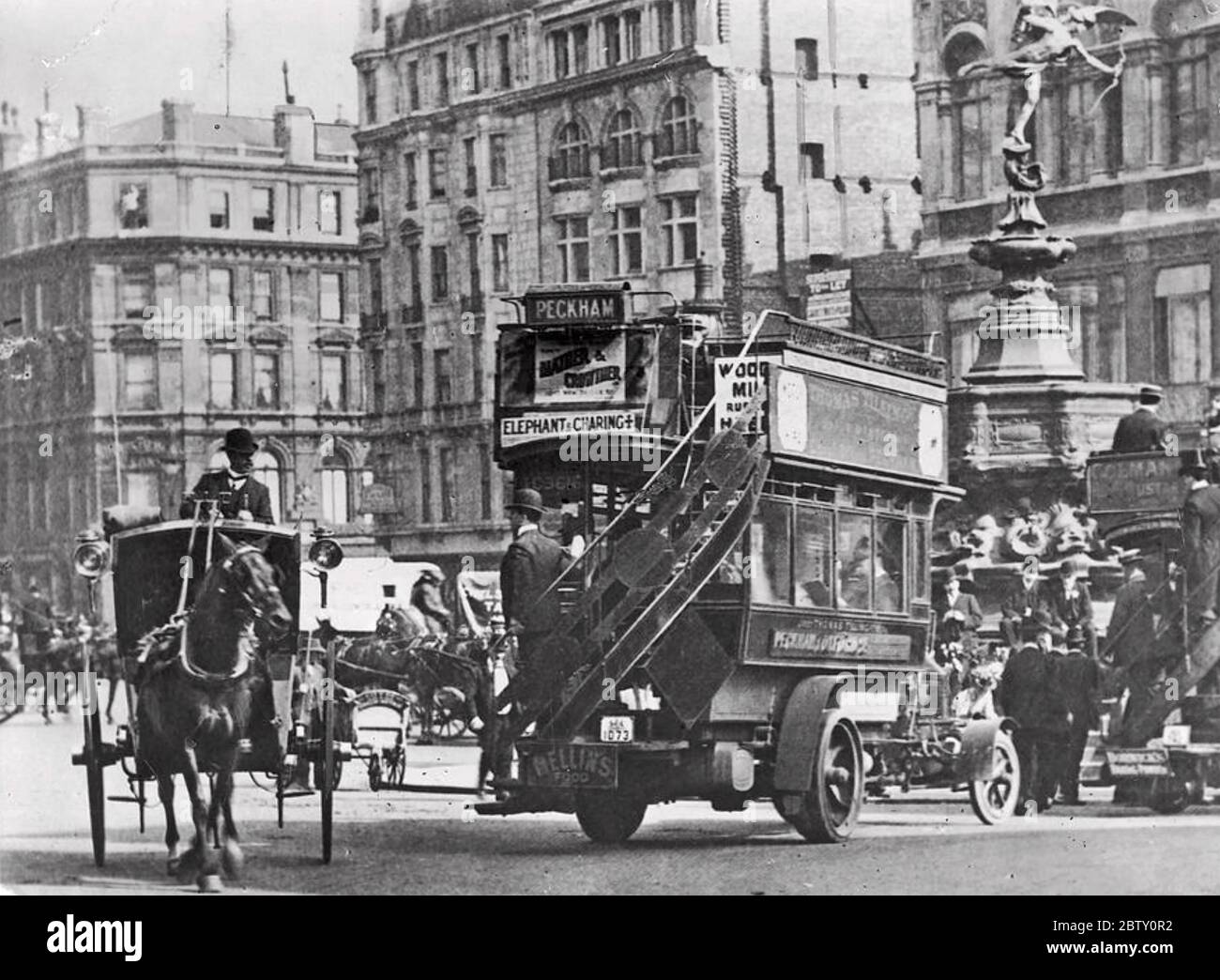 PICCADILLY CIRCUS, London, um 1910 mit dem neu eingeführten Typ B Bus rechts Stockfoto