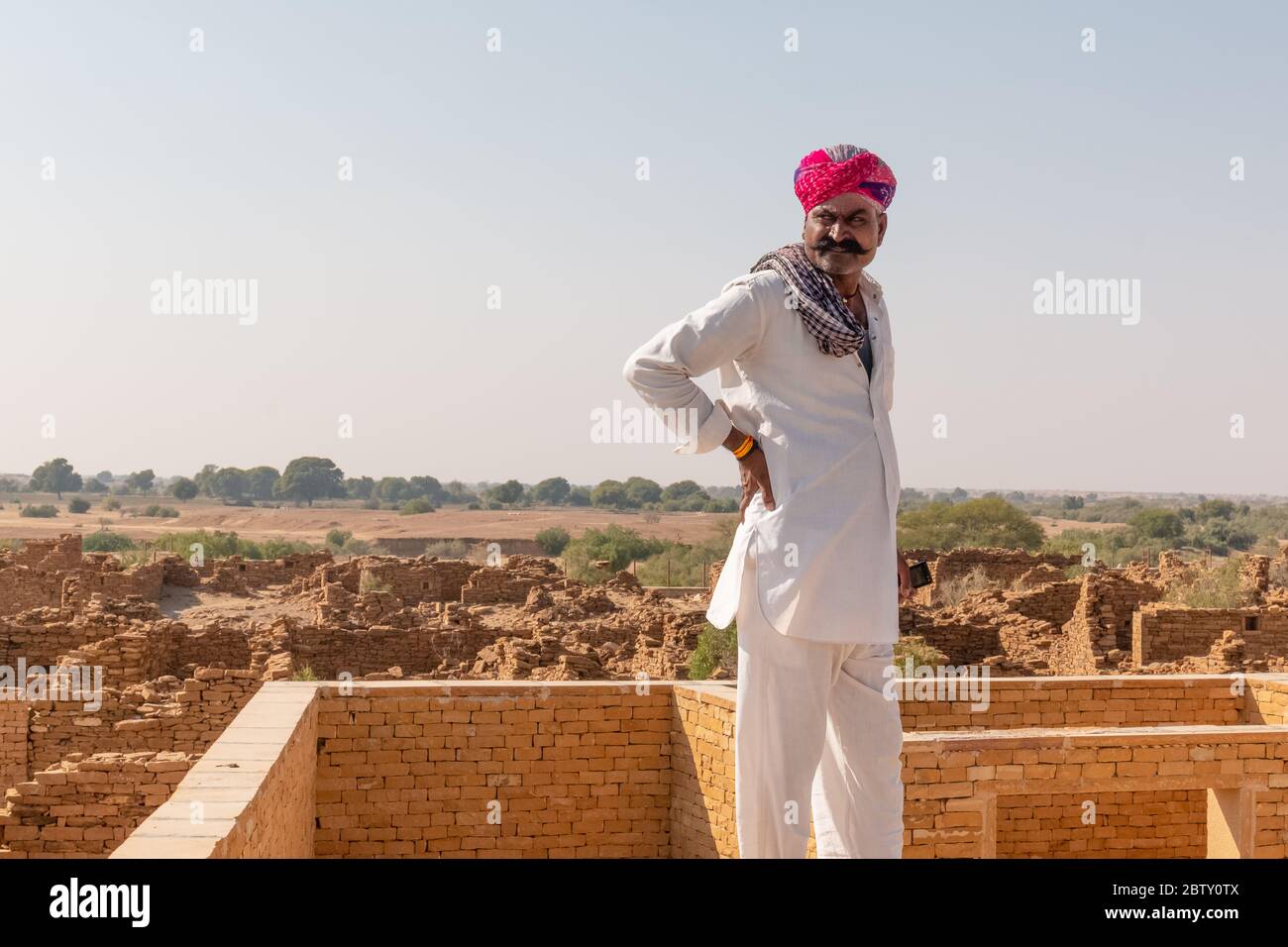 Porträt eines Mannes aus Jaisalmer in der Thar Wüste mit bunten Turban, Jaisalmer, Rajasthan Stockfoto