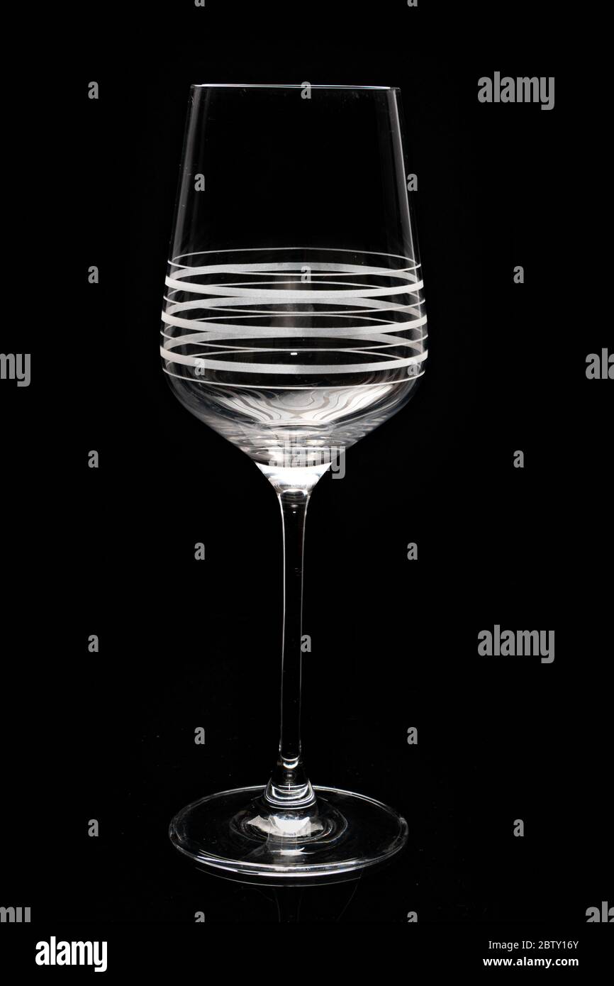 Bild von Weinglas vor schwarzem Hintergrund Stockfoto