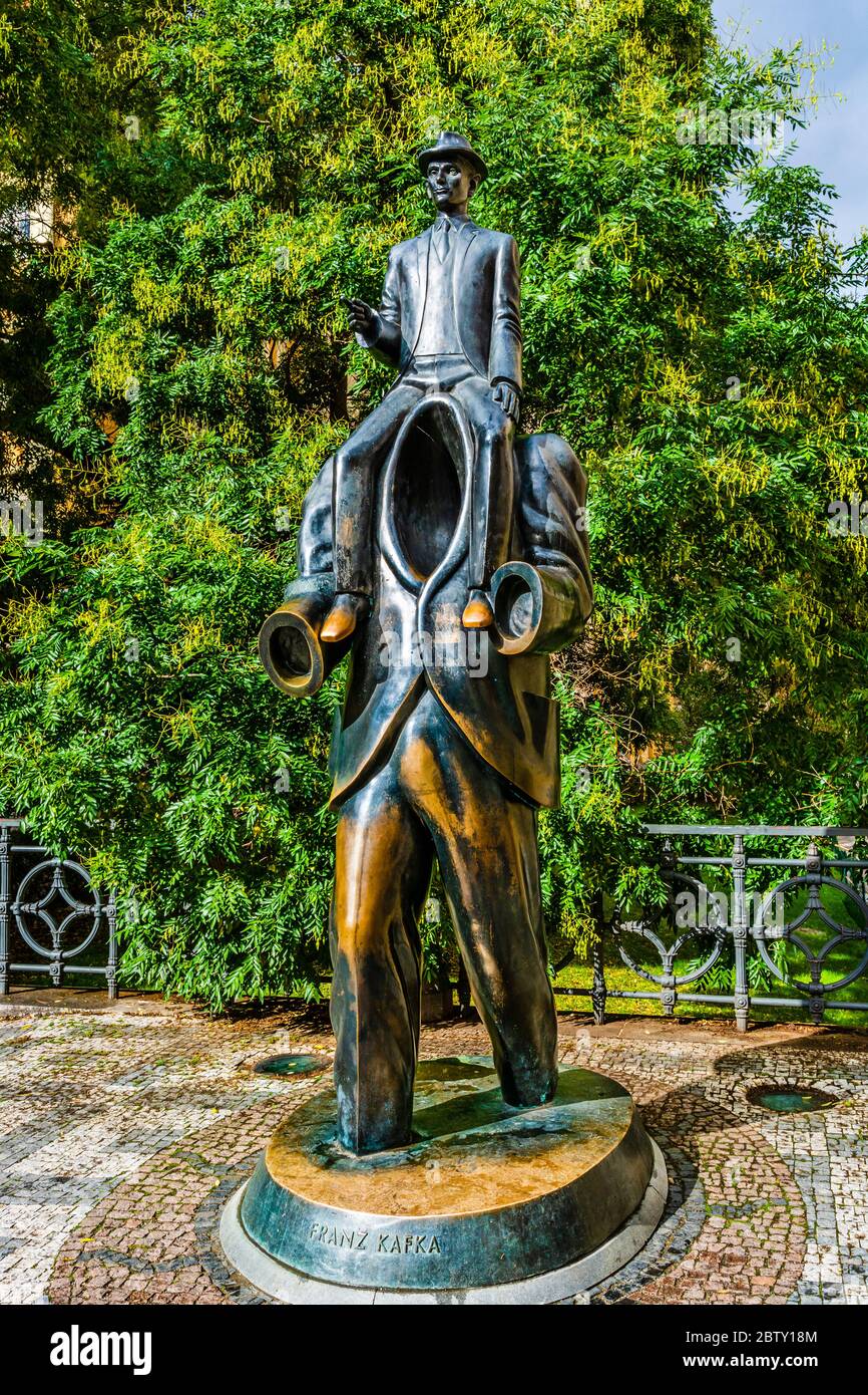 Prag, Tschechische Republik - Oktober 2017: Statue von Franz Kafka, eine Freiluft-Skulptur von Jaroslav Rona aus dem Jahr 2003, eine Szene in Kafkas erstem Roman Amerika Stockfoto
