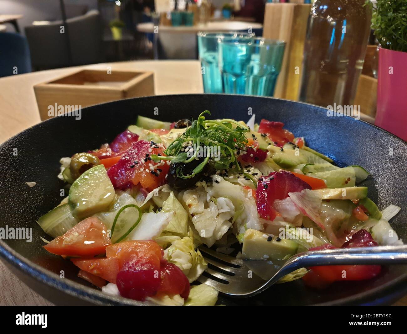 Ausgefallener und gesunder Salat mit Thunfisch und Gemüse Stockfoto