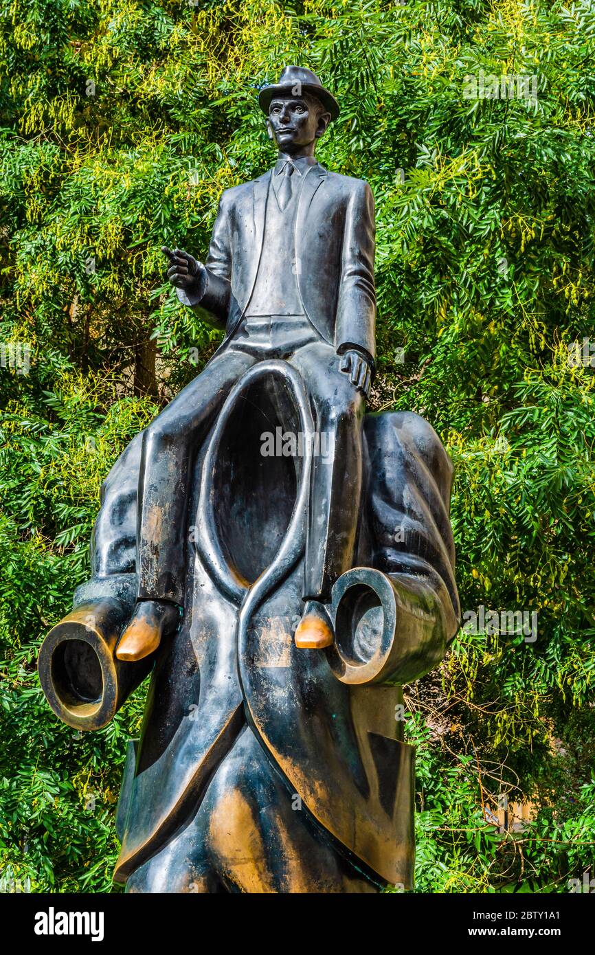Prag, Tschechische Republik - Oktober 2017: Statue von Franz Kafka, eine Freiluft-Skulptur von Jaroslav Rona aus dem Jahr 2003, eine Szene in Kafkas erstem Roman Amerika Stockfoto