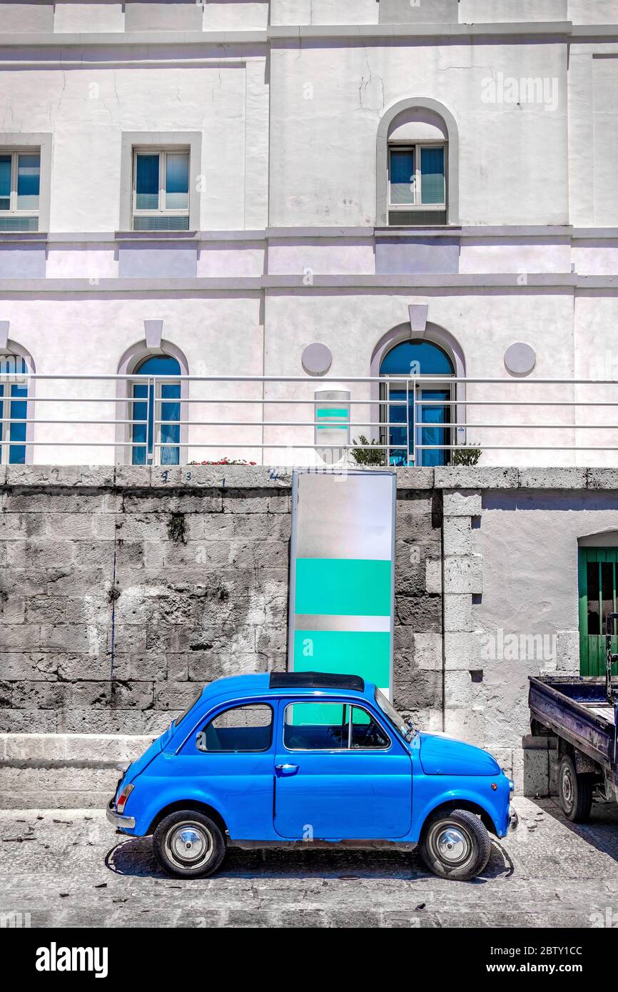 Vintage Auto vertikalen Hintergrund in italien Dorf selektive Farbe Stockfoto