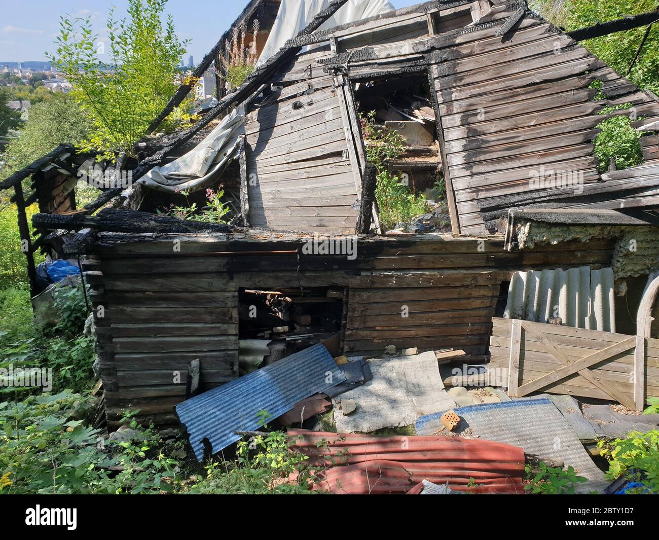 Altes verlassene Holzhaus nach dem Feuer Stockfoto