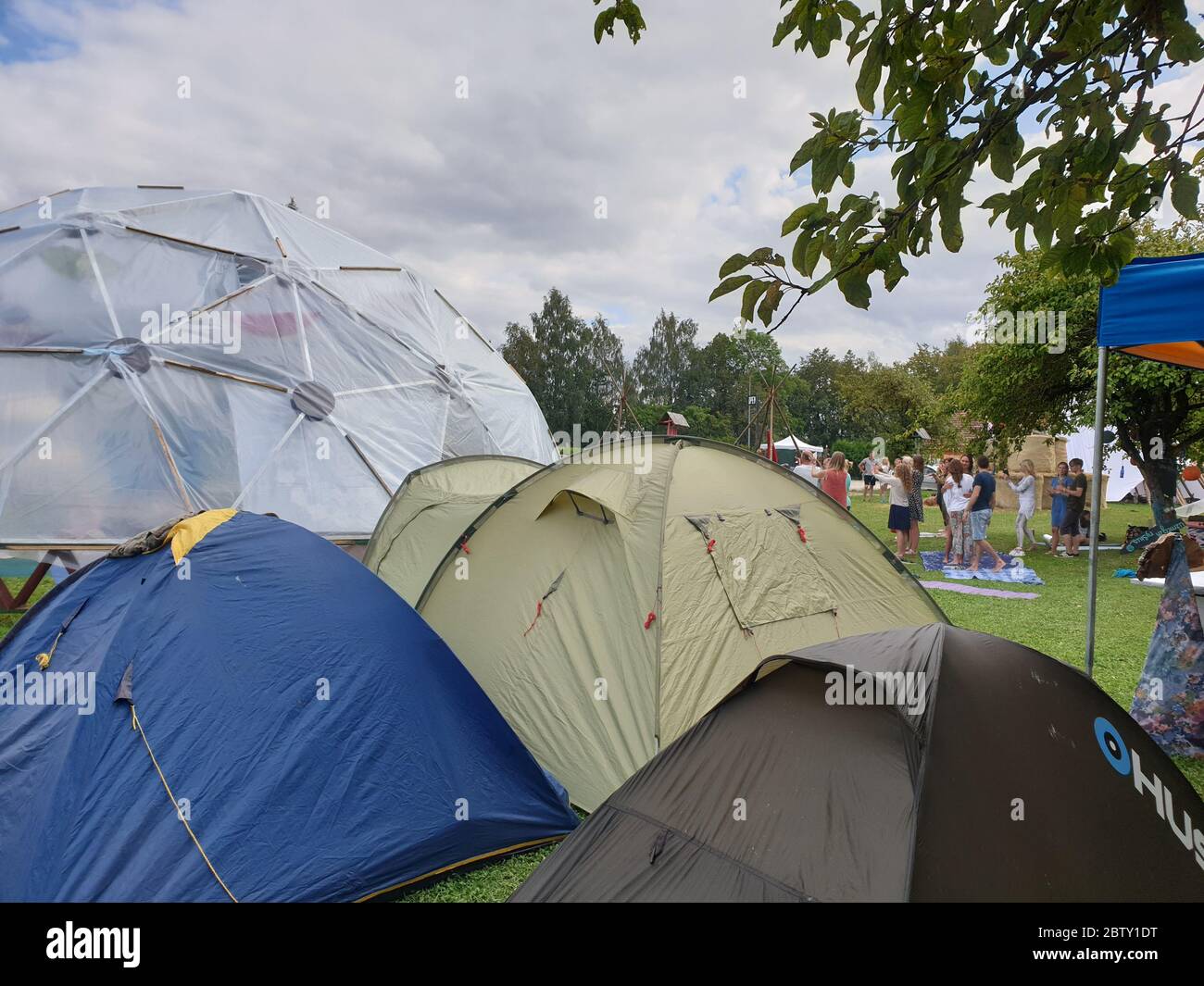 Viele Zelte während des Outdoor Festivals Stockfoto