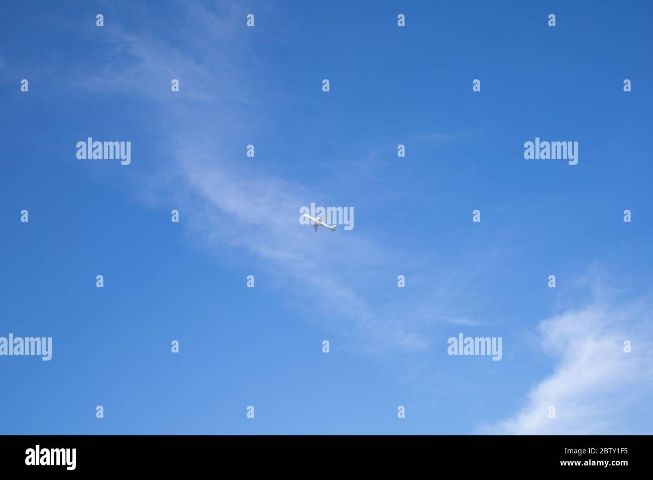 Ein kleines Flugzeug weit in den blauen Himmel gesehen. Stockfoto