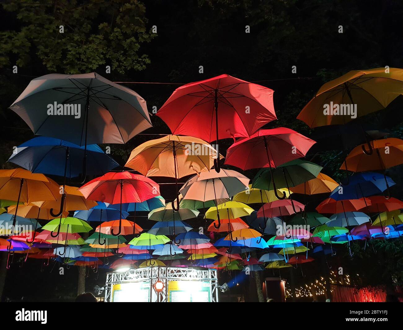 Dekoration mit bunten Schirmen in der Nacht Stockfoto