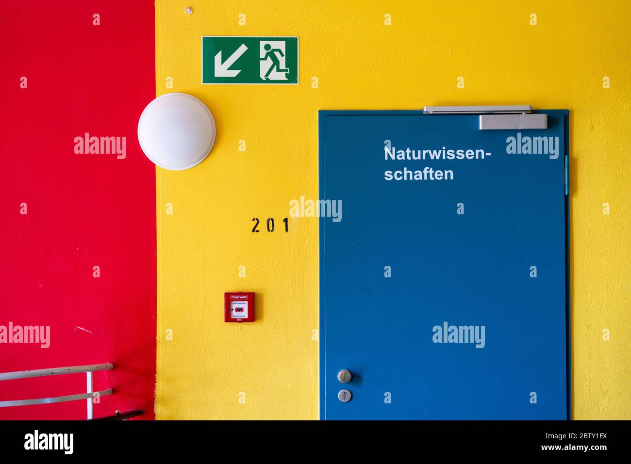 Eintritt in naturwissenschaftliche Klassenzimmer, eine ältere Gesamtschule, technisch und technisch nicht aktuelle Ausstattung, Essen, NRW, Deutschland Stockfoto