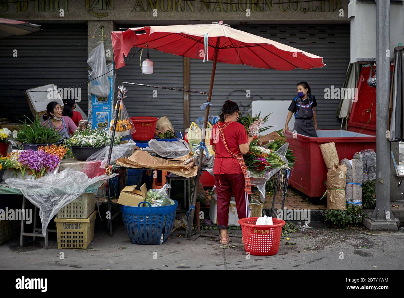 Blumenmarkt Thailand mit weiblichen Verkäufern bemannen ihren Verkaufsstand. Thailand Südostasien Stockfoto