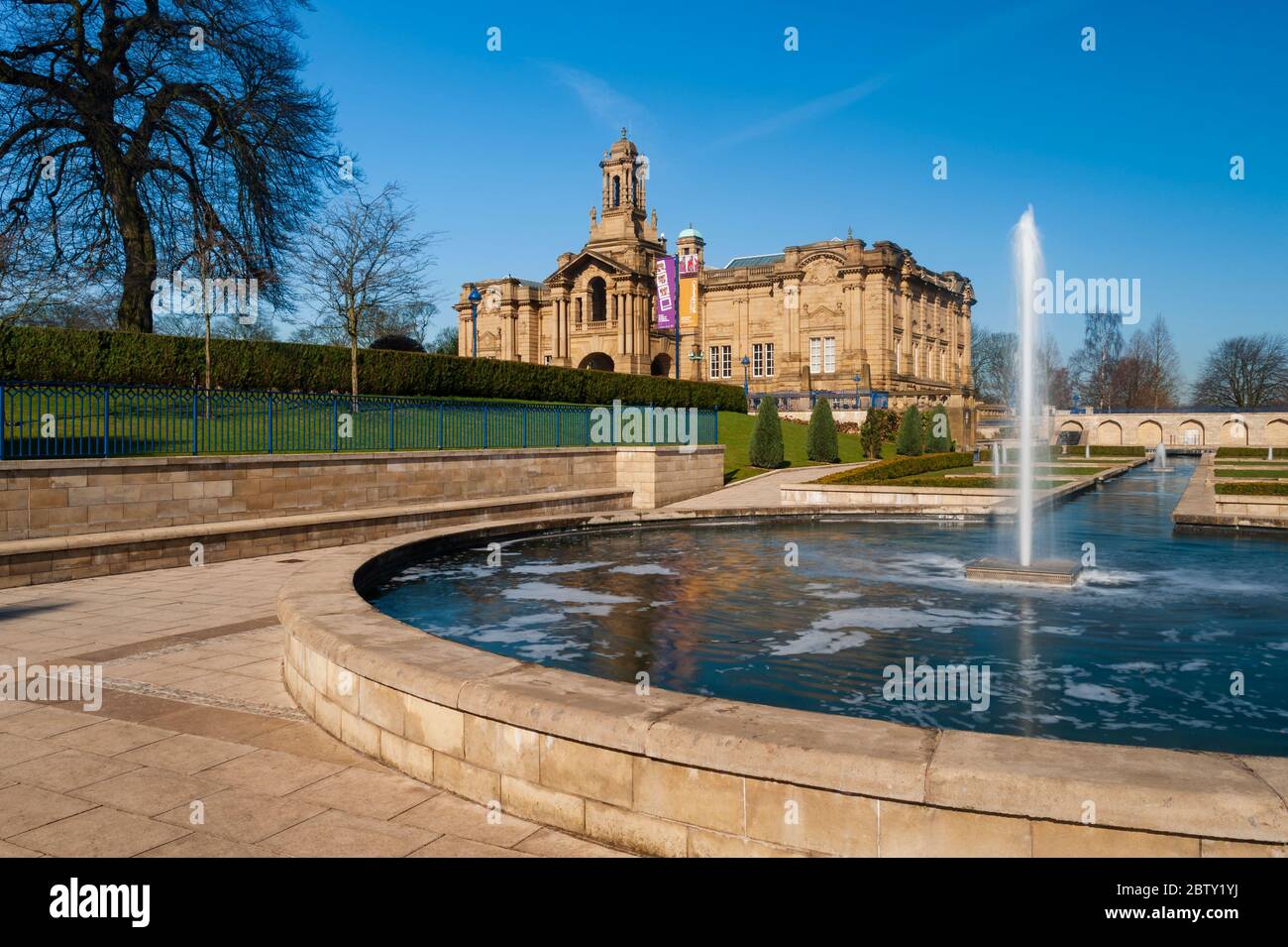 Außenansicht der sonnendurchfluteten Cartwright Hall Art Gallery (großes historisches Museum), Brunnen im Mughal-Garten, Pool & Parterre - Lister Park Bradford, England, Großbritannien Stockfoto